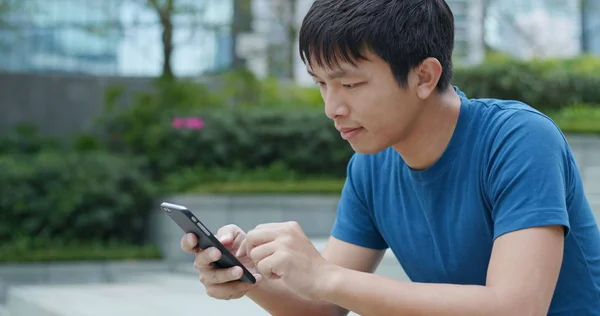 Asiatiska Man Använder Mobiltelefon För Att Skicka Sms — Stockfoto