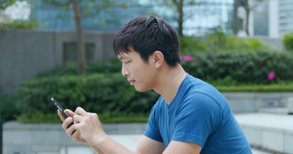 Asiatiska Man Använder Mobiltelefon För Att Skicka Sms — Stockfoto