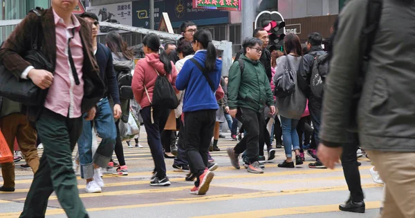 Mong Kok Hong Kong Fevereiro 2018 Pessoas Cruzando Rua — Fotografia de Stock