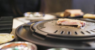Restoranda geleneksel Korece Barbekü 
