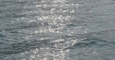 Güneş ışığı altında güzel deniz manzarası  