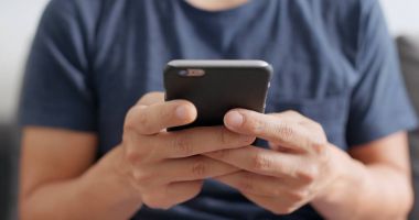 Elinde akıllı telefon kullanan adam