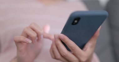 Asyalı kadın cep telefonunuzun çalışma 