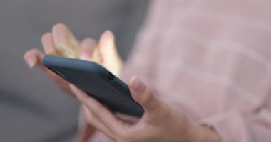 Cep telefonu kullaranarak kadın parmakları 