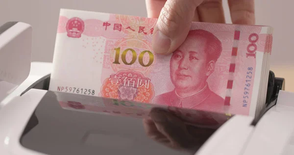中国の元でマシンを数えるお金 — ストック写真
