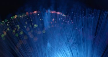 Fiber optik siyah arka plan üzerinde durmak 