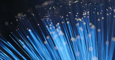 Fiber optik siyah arka plan üzerinde ışık 