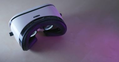 Sanal gerçeklik aygıt içinde film oynarken 