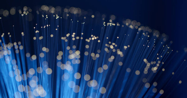 Оптическое волокно на черном фоне
  