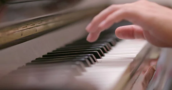 Ember Játszani Zongora Közelről — Stock Fotó