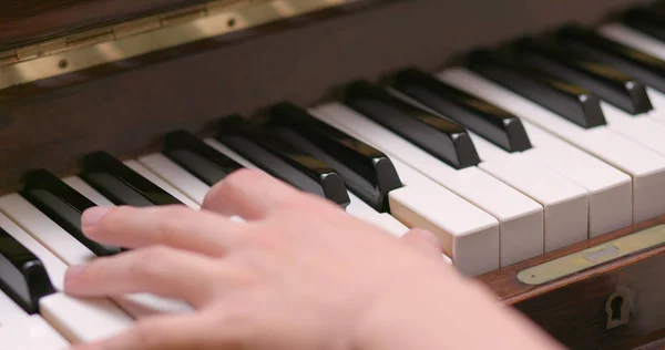 Man Spelar Piano Hemma — Stockfoto