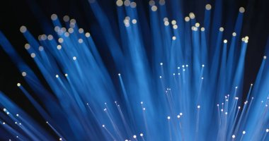 Mavi renk ışıkta parlayan Fiber optik ayrılmaktadır 