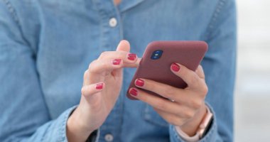 Cep telefonu kullanan kadın 