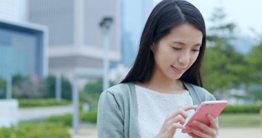 Şehir Parkı içinde cep telefonu kullanan kadın 