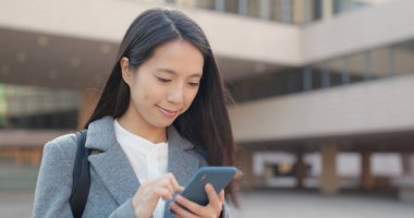Genç işkadını, açık istimal hareket eden telefon 