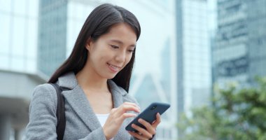 İş kadını iş smartphone cep telefonu ile City 