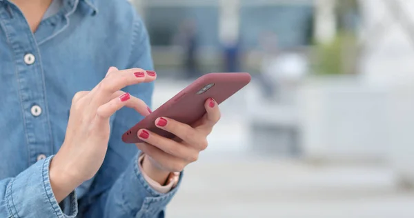 Vrouw Met Mobiele Telefoon — Stockfoto