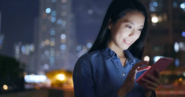 Mulher Asiática Usando Smartphone Noite — Fotografia de Stock