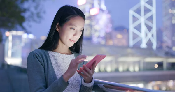 Mujer Enviando Sms Teléfono Móvil — Foto de Stock