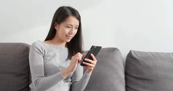 Mujer Leyendo Celular Casa — Foto de Stock