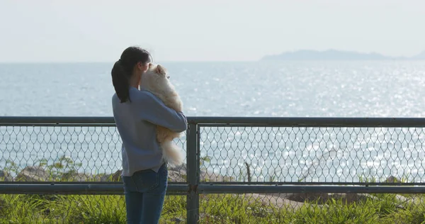 Жінка Обіймає Собаку Дивиться Море — стокове фото