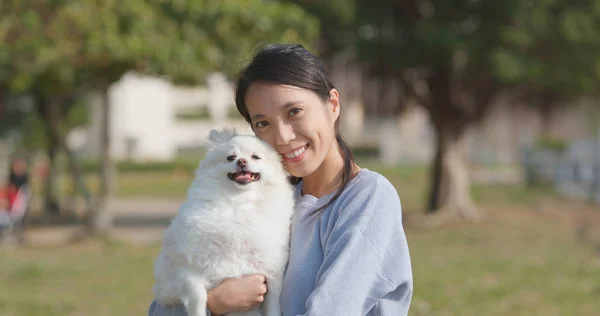 Frau Umarmt Ihren Hund Freibad — Stockfoto