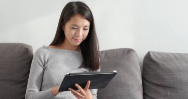 Kadın izlerken tablet evde 