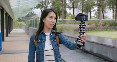 Video kamera ve sokakta yürürken alarak kadın 