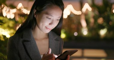 Cep telefonu için online, kullanan kadın akşam açık 