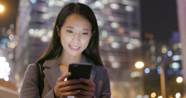 Gece iş işkadını üstünde hareket eden telefon 