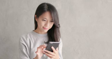 Akıllı telefon kullanan Asyalı kadın 