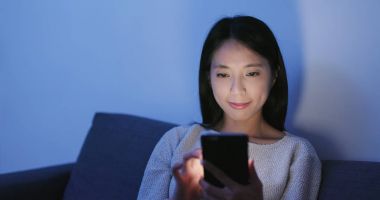 Cep telefonu evde akşamları kullanan kadın 