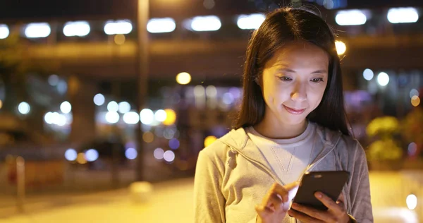 Asiatisk Kvinna Med Smartphone Staden Natten — Stockfoto