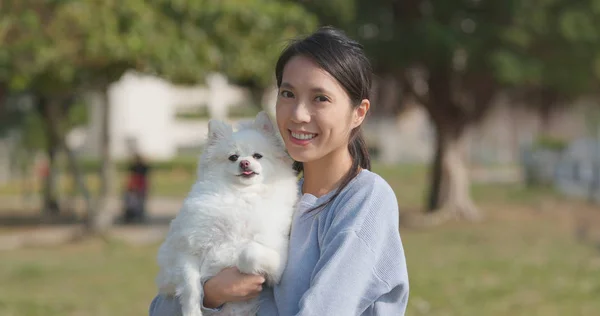 Женщина Обнимается Своей Собакой Открытом Парке — стоковое фото