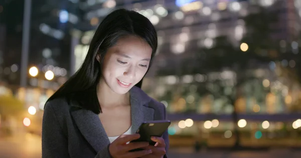 Empresária Asiática Enviando Sms Smartphone Noite — Fotografia de Stock