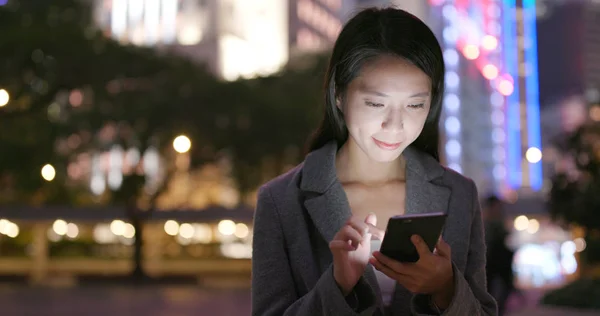 Affärskvinna Läsa Smartphone Natten — Stockfoto