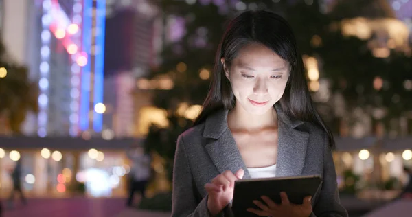 タブレット コンピューターを使用して夜若いビジネス女性 — ストック写真