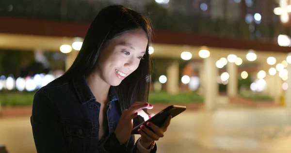 Woman Using Mobile Phone City Night — Stock Photo, Image