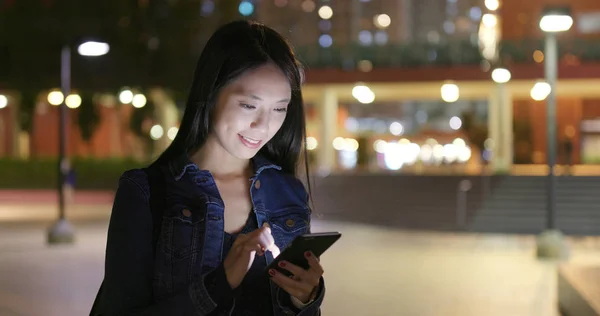 Femme Utilisant Téléphone Portable Nuit — Photo