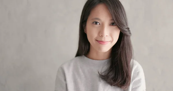 Ung Asiatisk Kvinne Smiler – stockfoto