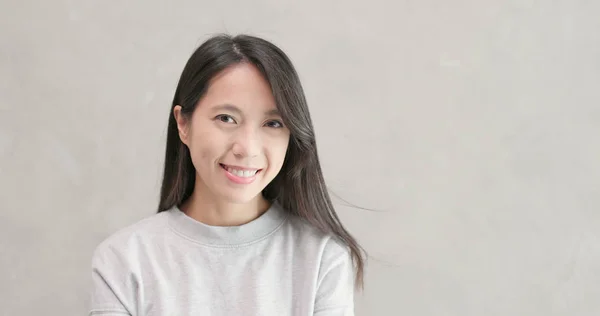 Jovem Feliz Mulher Sorrindo — Fotografia de Stock