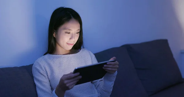 Mujer Usando Tableta Por Noche —  Fotos de Stock