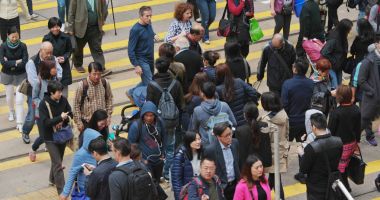 Merkez, Hong Kong - 28 Şubat, 2018: Top yol geçtikten insan görünümü 