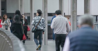 Merkez, Hong Kong - 28 Şubat, 2018: merkezi Hong Kong, sokaktaki insanların kalabalık 