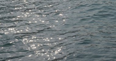 Güneş ışığı altında güzel deniz manzarası  