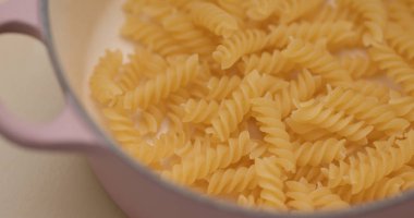 Düdük kase ile yemek yakın çekim