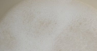 Yemek pişirmek için kase kaynar su 