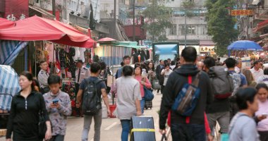 North Point, Hong Kong - 16 Mart, 2018: tramvay Hong Kong ıslak pazar geçiş 