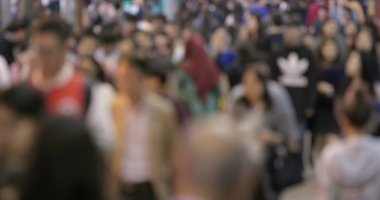 İnsanlar bokeh geceleri City sokakta yürümek 