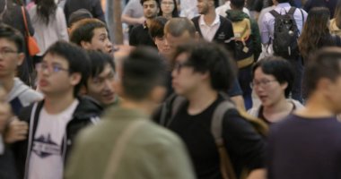 Causeway Bay, Hong Kong - 17 Mart, 2018: kalabalık şehirde karşıya insanlar 